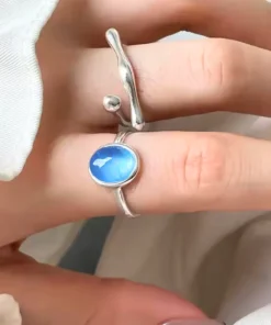 Alternative view of Anello in argento con pietra di luna