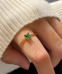 Anello in Oro con Smeraldo Eleganza Lusso e Raffinatezza Donna