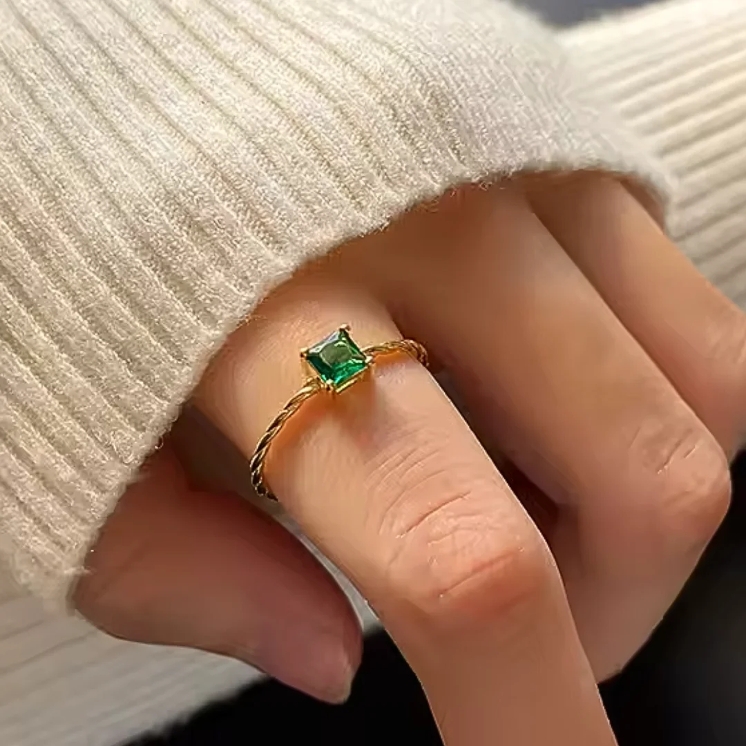 Anello in Oro con Smeraldo Eleganza Lusso e Raffinatezza Donna