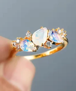 Anello in oro con pietra di luna