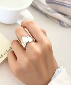 Alternative view of Anello cuore in argento