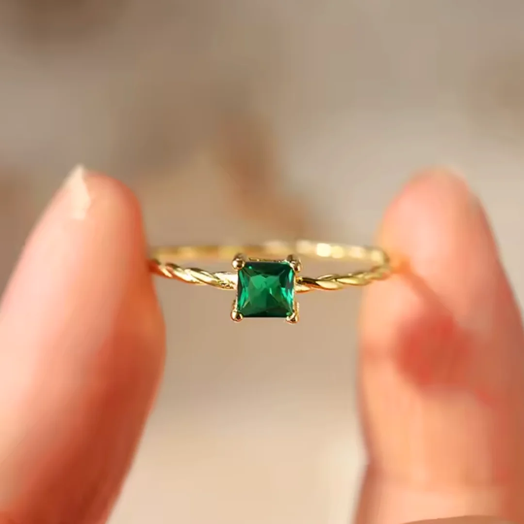 Anello in Oro con Smeraldo Eleganza Lusso e Raffinatezza Donna - immagine 2