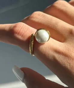 Alternative view of Anello moderno con perla Maïa