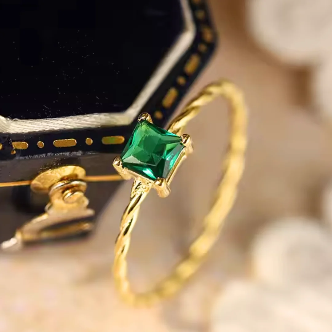 Anello in Oro con Smeraldo Eleganza Lusso e Raffinatezza Donna - immagine 3